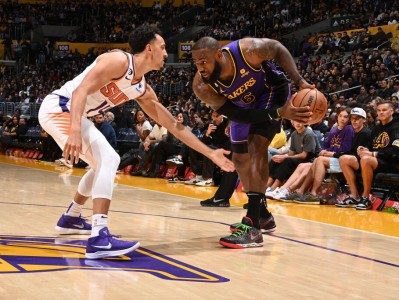 开云体育官网-NBA季后赛历史性一战，连环绝杀震惊全场